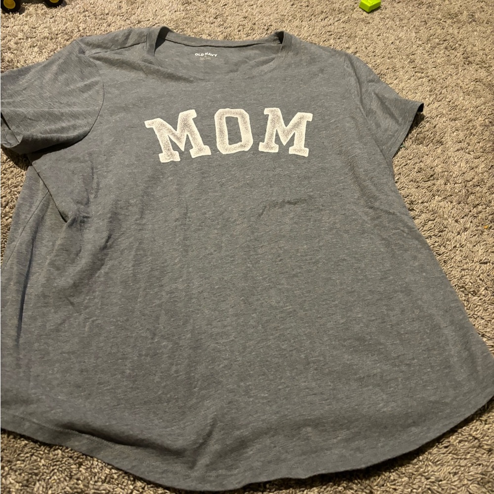 Women’s mom tee